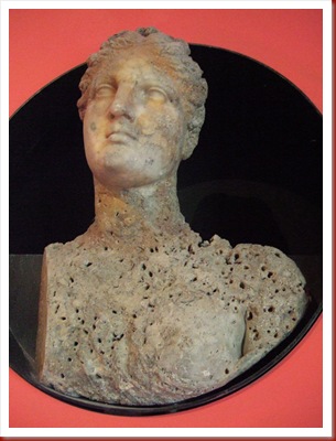 493 - Túnez, Museo Nacional del Bardo. Sala de las excavaciones submarinas de Mahdia. Busto de Afrodita o de Ariane, carcomido por el salitre. 493 - Túnez, Museo Nacional del Bardo. Sala de las excavaciones submarinas de Mahdia. Busto de Afrodita o de Ariane, carcomido por el salitre.
